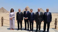 محافظ الجيزة يستعرض مشروعات تطوير الأهرامات أمام وفد صيني رفيع المستوى
