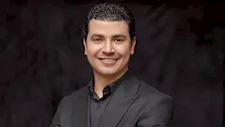 فيديو| محمد أنور يقدم مع ابنته أغنية هتعدي على مسرح المدرسة