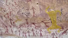 أرواح أم سباحون؟.. لغز الرسوم الصخرية في الصحراء الغربية بالوادي الجديد