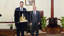 عميد قصر العيني يتسلم مجسما لوقف الملك عبد العزيز- صور