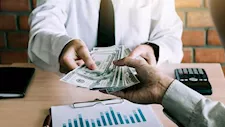 الديون تأكل مسوّقيها.. جمعيات التمويل ترغم الموظفين على ضمان سداد العملاء