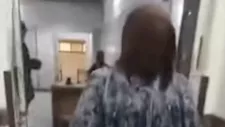 رايحة تزور مريض بـ"أغاني عاطفية".. سيدة تتجول بـ"صب أغانٍ" داخل مستشفى الفيوم العام -فيديو