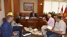   بكى بحرقة بعد سرقة سيارته.. محافظ بورسعيد يعيد الأمل لسائق تاكسي مسن