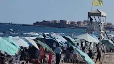 قبل ما تنزل البحر.. تعرف على ألوان الرايات بشواطئ الإسكندرية في "الويك إند"- صور 