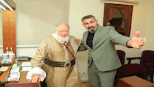  بالصور| ياسر جلال يقبل يد يحيى الفخراني بعد حضور مسرحية الملك لير
