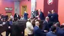 بالفيديو.. شجار عنيف بين النواب داخل البرلمان الجورجي 
