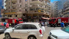 ماس كهربائي.. إصابة مواطن في حريق التهم مخزن ملابس بالإسكندرية -صور