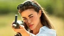 "ممسكة سلاح بيدها".. يارا السكري تنشر صورا من كواليس "صقر وكناريا"