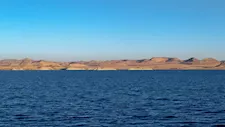 غرق صندل بميناء السد العالي يتسبب في تسرب بقعة زيت ببحيرة ناصر