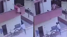 بسبب "آيس كريم".. سقوط شاب من شرفة منزله يثير الجدل في الهند