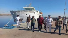 بالصور- تحرك عاجل لاحتواء بقعة زيت بعد غرق صندل في بحيرة ناصر