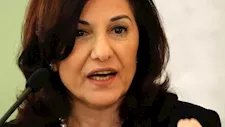 منشور انشقاق مستشارة الأسد يثير جدلا في سوريا.. ونشطاء يعلقون: "كملي نوم"