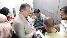 رئيس جامعة بنها يتابع مصابي تسرب الكلور ويوجه برعاية طبية عاجلة (صور)