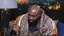 حوواشي وممبار وجلباب صيعدي.. إيرك هادسون يتناول أكلات شعبية في "من ماسبيرو"