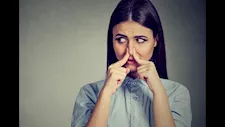   رائحة الجسم الغريبة قد تكون علامة على السكري أو أمراض الكلى أو العدوى 