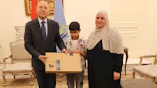 محافظ القاهرة يحقق أمنية طالب من ذوي الهمم ويهديه لابتوب لدعم مسيرته التعليمية