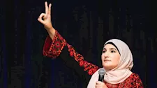 إسرائيل تمنع مستشارة زهران ممداني من الدخول لأراضي الاحتلال.. ما القصة؟