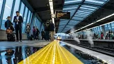 لماذا يوجد خط أصفر على أرصفة محطات القطارات؟ 