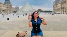 15 صورة لـ سارة سلامة أمام اللوفر بفستان أزرق قصير