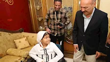 زارها في منزلها.. محافظ السويس يحقق أمنية طفلة ويهديها كرسياً كهربائياً متحركاً