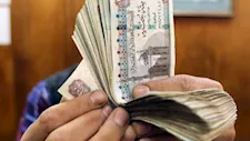  أعطاني زوجي أموالًا للصدقة فهل يجوز إعطاء أهلي منها؟.. المفتي يجيب 