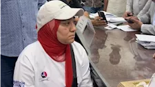 طلب بلغة الإشارة.. محافظ سوهاج يحقق حلم فتاة من ذوي الهمم