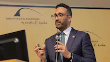 أخطر من السرطان والسل.. مدير مركز الجينوم بـ "زويل" يحذر من "الجائحة الخفية"