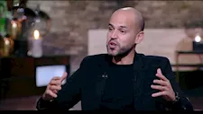  أبو يحتفل بالخريجين الجدد في أغنية ده وقتنا.. هذا ما طلبه منهم
