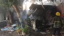 السيطرة على حريق كشك مواد غذائية أمام كلية الآداب بأسيوط