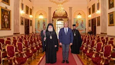 مستشفى ومركز تعليمي.. بابا الروم يستقبل محافظ الإسكندرية -صور