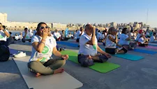 سفارة الهند تحتفل باليوم العالمي لليوجا أمام قلعة قايتباي بالإسكندرية - فيديو وصور