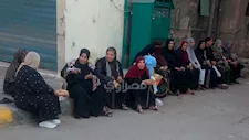 صور.. أولياء الأمور يترقبون انتهاء امتحان الجبر والإحصاء بالجيزة