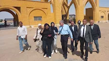 استمع للضحايا وهاتف أسرتيهما.. رئيس جامعة أسوان يلتقى طالبتين تعرضتا لمضايقات فرد أمن