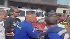 فيديو: سائق يوقف سيارة إسعاف تحمل مريضًا ويمنعها من المرور بعد حادث مروري