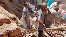 خرجوا قبل انهياره بلحظات.. نجاة أسرة كاملة بعد سقوط منزلهم جنوب الأقصر