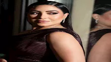 بوسي تتألق بإطلالة جريئة.. سر اللوك