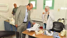 محافظ أسيوط يحيل مدير وحدة عرب المدابغ و3 من الطاقم الطبي للتحقيق