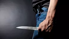 بسبب معاكسة شقيقته.. شاب يصارع الموت إثر طعنات غادرة في مشاجرة بكفر شكر