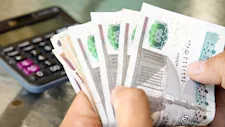 مطاردات واتصالات وضغوط نفسية.. برلماني يحذر من تجاوزات بعض شركات تحصيل الديون