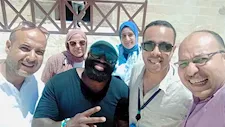 الشرطي الأمريكي "مشجع الفراعنة" يزور قلعة قايتباي بالإسكندرية - صور