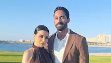 بنفس لون الملابس.. مي عز الدين وزوجها أحمد تيمور في أحد ظهور رومانسي