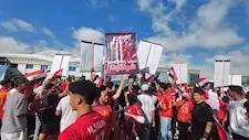 في حب الأبطال.. حشود جماهيرية أمام مطار العلمين انتظارا لوصول منتخب مصر -فيديو