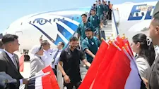 بالأعلام والهتافات.. لحظة استقبال لاعبي منتخب مصر في مطار العلمين