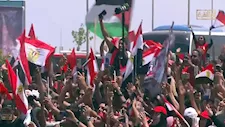بالصور.. مصطفى زيكو يرفع علم فلسطين في احتفالات منتخب مصر