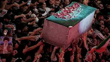 بالفيديو| حشود هائلة تحمل نعش علي خامنئي في كربلاء العراقية قبل نقله إلى إيران