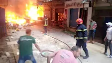 بدأ بشقة وامتد إلى محال تجارية.. حريق هائل بسوق الفلكي في الإسكندرية (فيديو وصور)