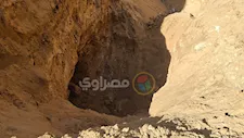 معدات ثقيلة وخندق.. جهود متواصلة لاستخراج ضحيتي التنقيب عن الآثار بأسيوط (فيديو وصور) 