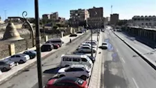 لتحقيق السيولة المرورية.. منع انتظار السيارات بالشارع الجديد في أسوان (صور)