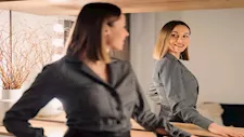 لماذا تفضل بعض الفتيات التقاط الصور أمام مرآة الحمام؟