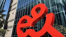 إي آند الإماراتية تبيع كامل حصتها في فودافون مقابل 5.95 مليار دولار